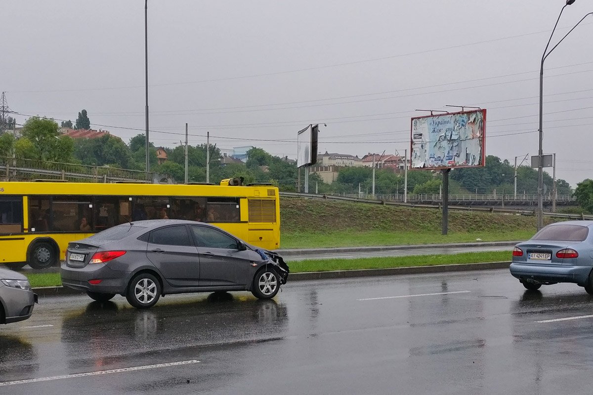 Авария произошла около 11:20 возле моста улицы Бойчука в сторону Южного моста Авария произошла около 11:20 возле моста улицы Бойчука в сторону Южного моста
