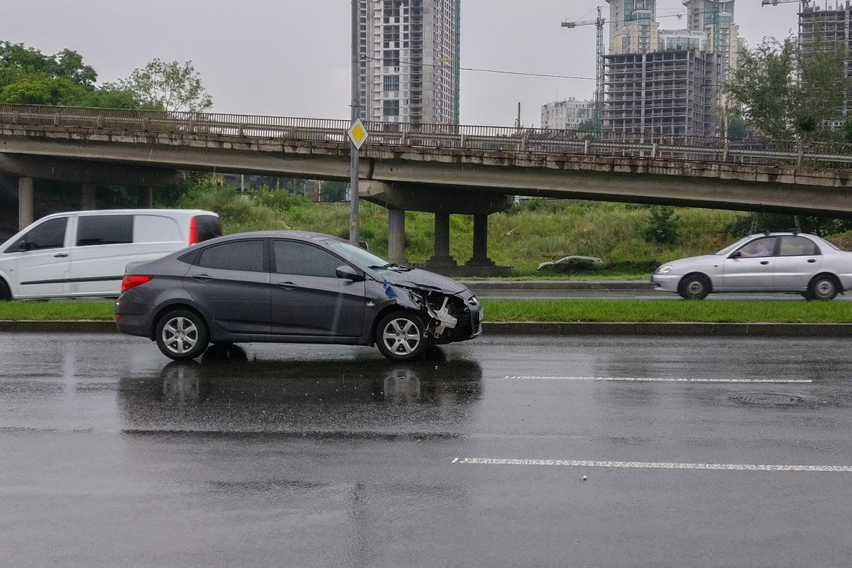 Удар был такой силы, что у машины сильно повреждена передняя правая часть Удар был такой силы, что у машины сильно повреждена передняя правая часть