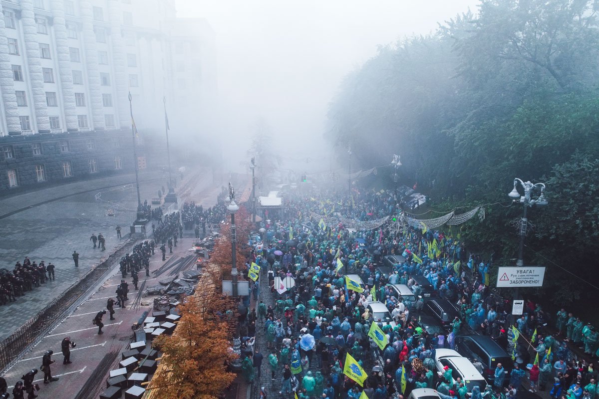 Центр Киева заволокло дымом