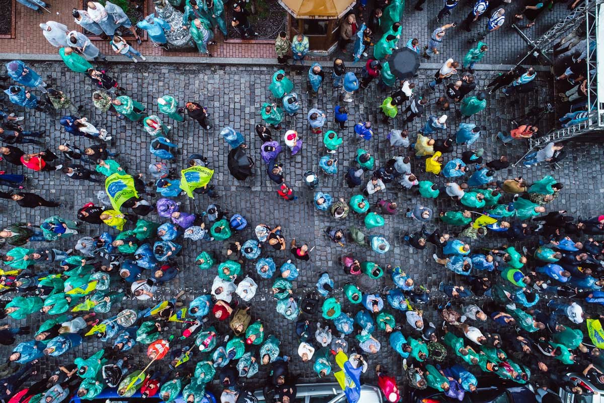 Владельцы авто на «евробляхах» заблокировали проезд в правительственном квартале