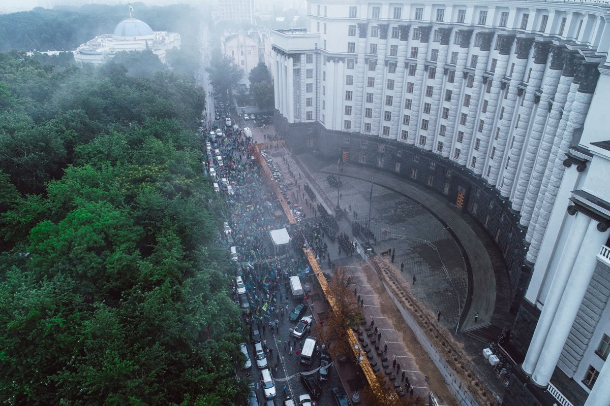 Участники митинга зажгли дымовые шашки