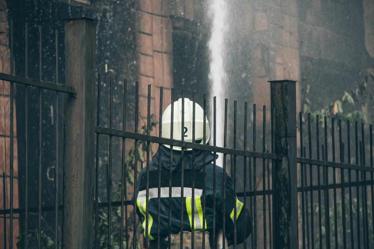 На месте происшествия работали пожарные, скорая и полиция