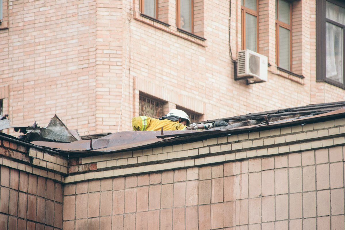 Пожар начался около 17:30, примерно в 18:20 пожар удалось локализовать