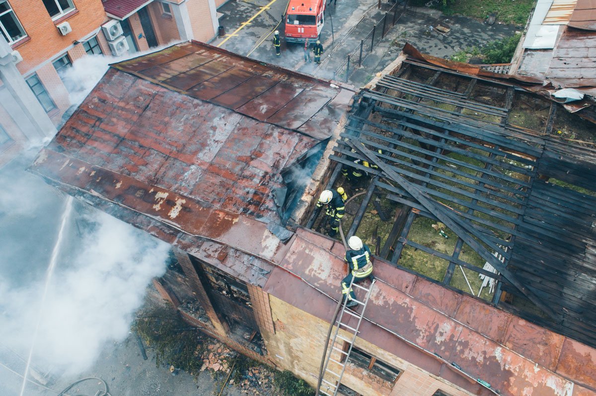 Загорелось двухэтажное здание заброшенного детского сада по адресу улица Дмитриевская, 66б