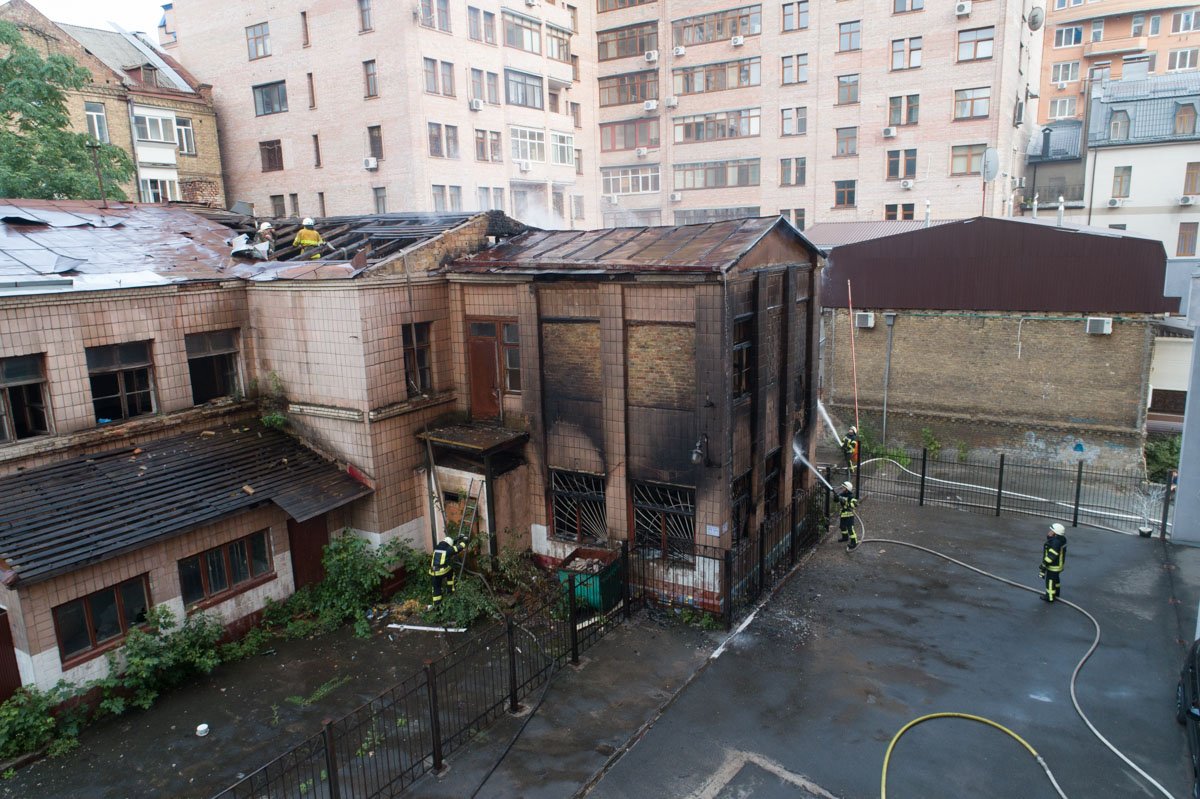 По словам местных жителей, заброшенный детский сад могли поджечь