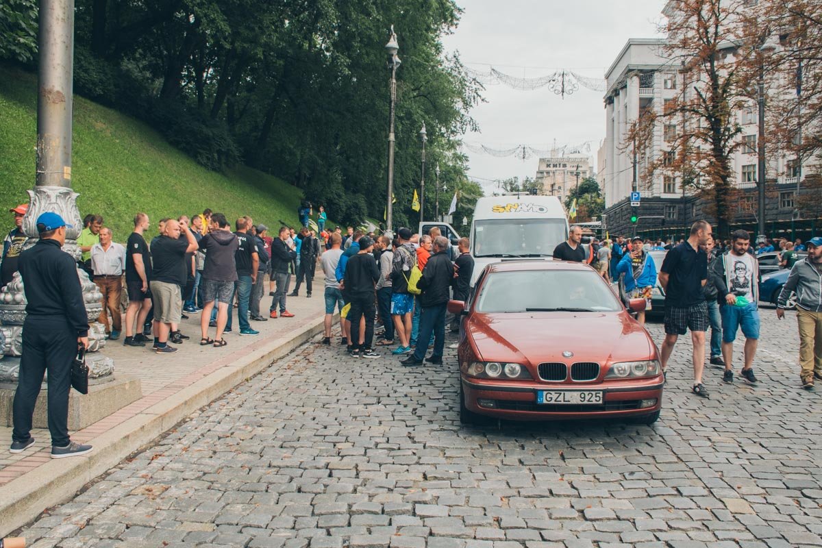 К вечеру под Кабмином автомобилистов стало меньше