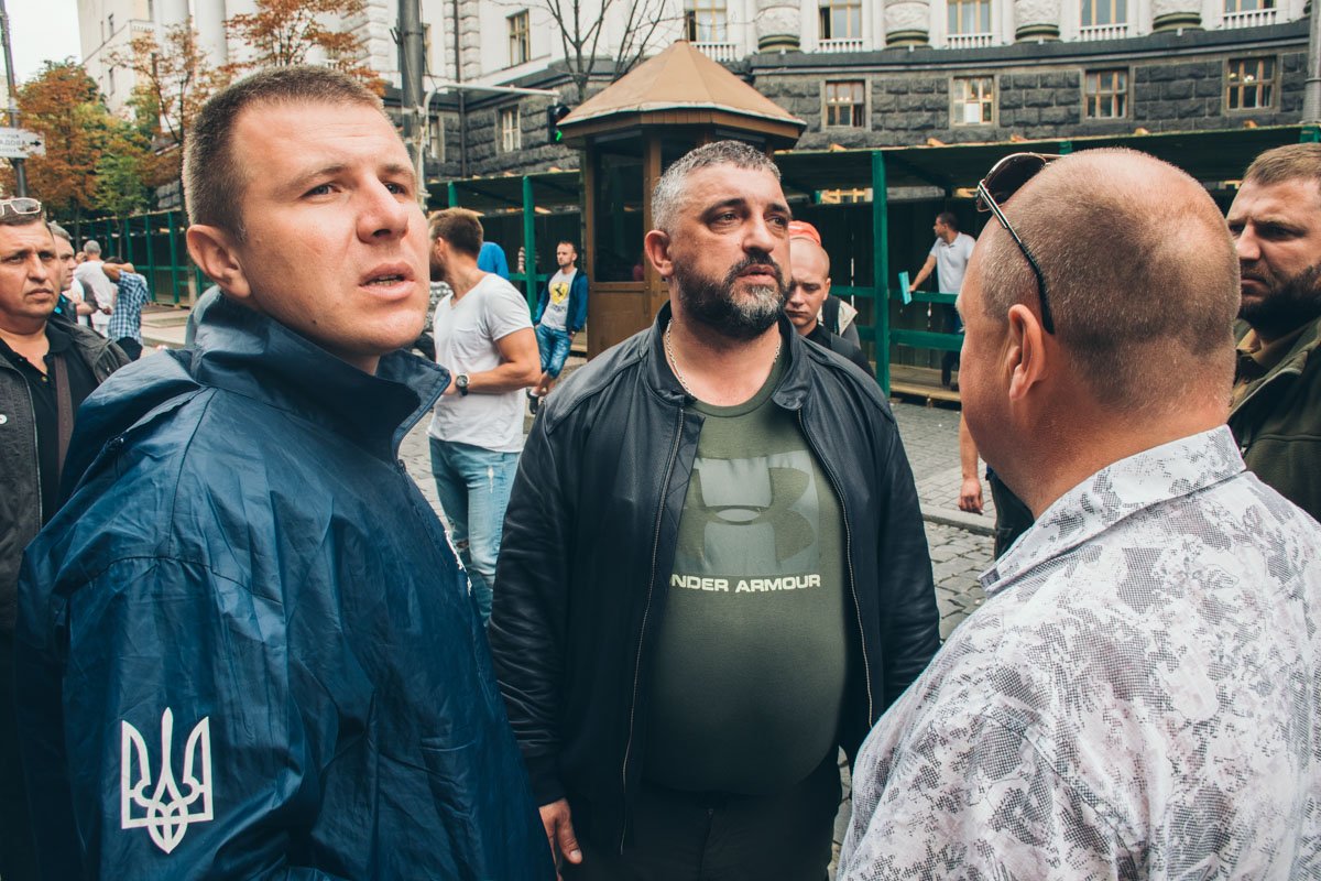 Глава организации «АвтоЕвроСила» Олег Ярошевич (в центре) рассказал у об основных итогах протестного дня