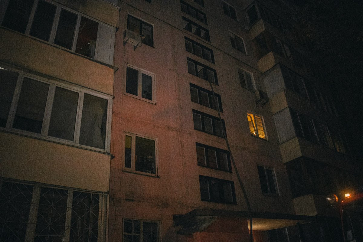 Пожарный шланг свисал с 8 этажа Пожарный шланг свисал с 8 этажа