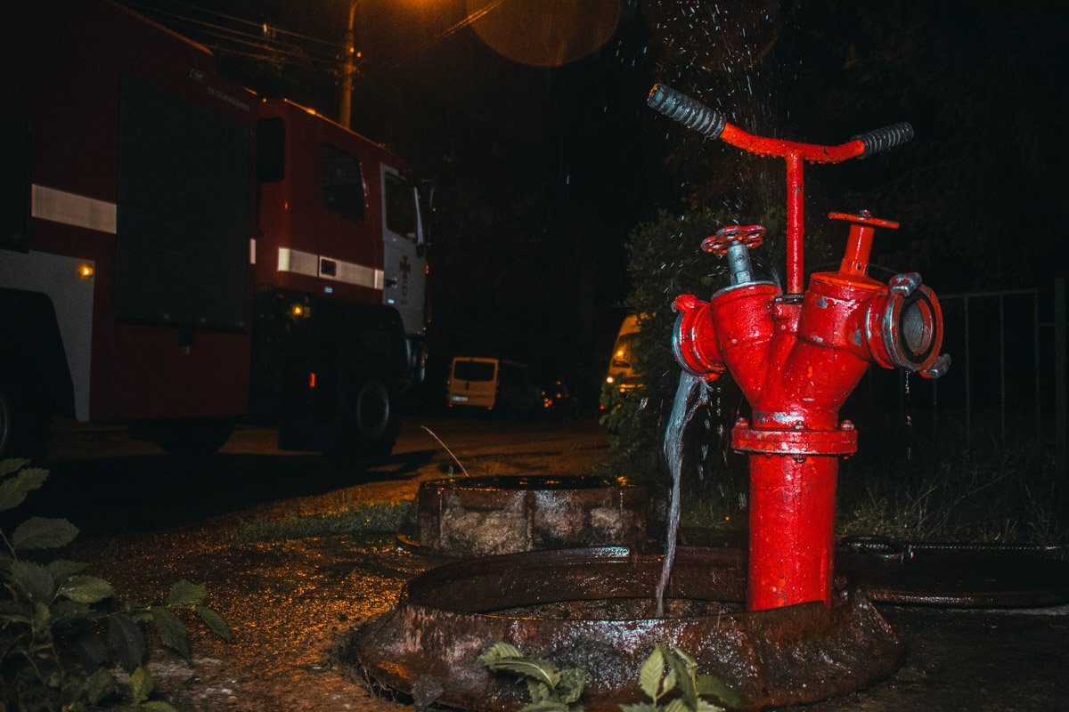 Пожарный гидрант находится рядом с домом Пожарный гидрант находится рядом с домом