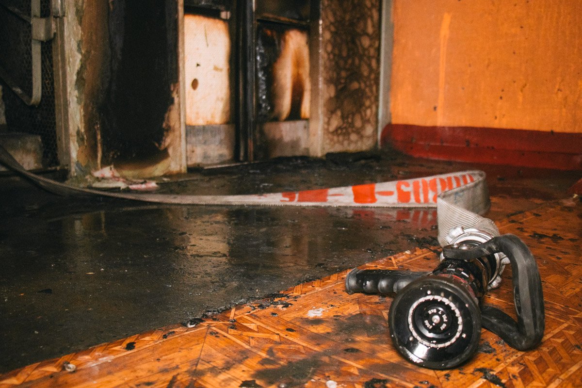 Двери лифта сильно выгорели и ремонту не подлежат Двери лифта сильно выгорели и ремонту не подлежат