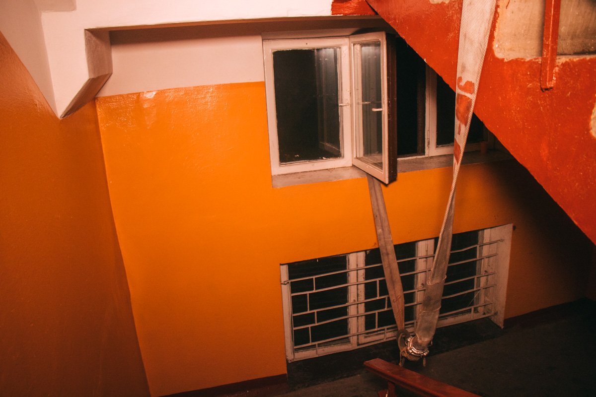 Пожарные протянули рукав на 8 этаж прямо через окна лестничной клетки Пожарные протянули рукав на 8 этаж прямо через окна лестничной клетки