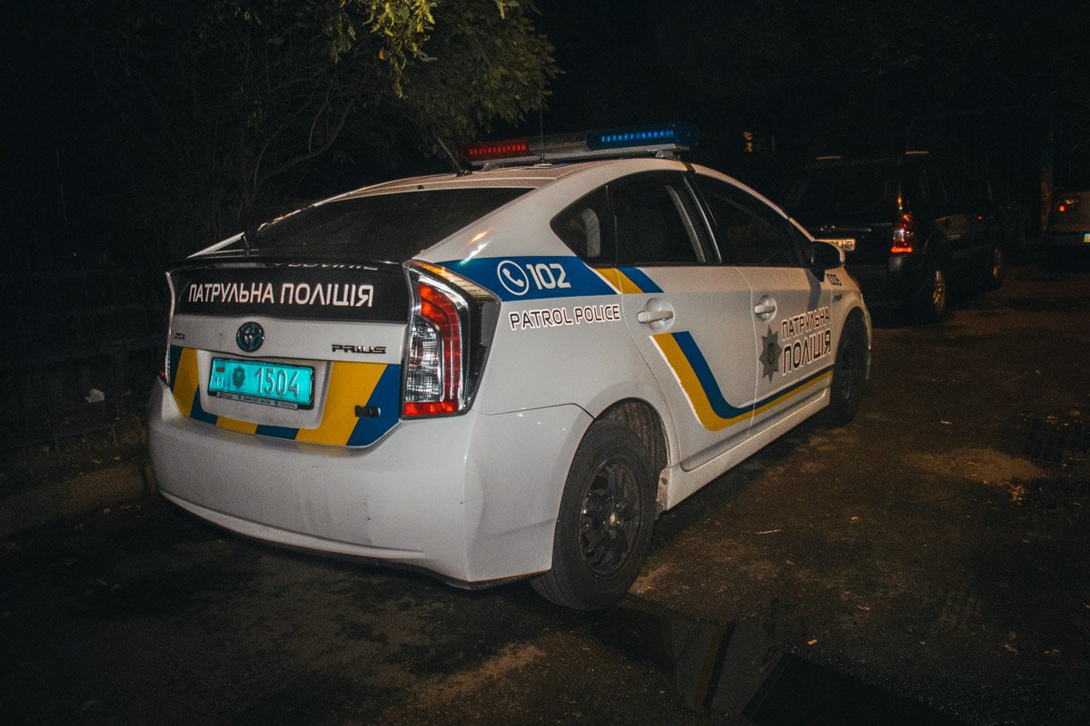 Полиция попросила всех жильцов подъезда покинуть квартиры Полиция попросила всех жильцов подъезда покинуть квартиры