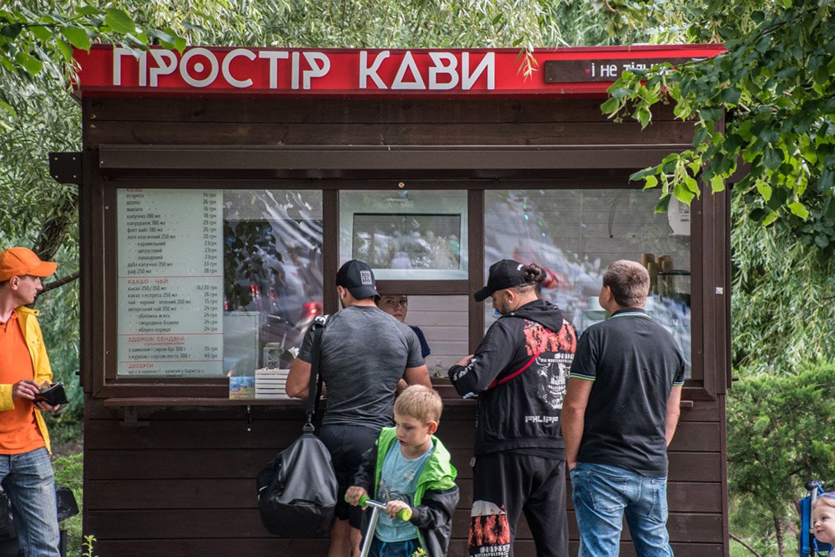 Удобное расположение в проходном месте заставило жителей думать, что уток могли травить конкуренты по кофейному бизнесу 