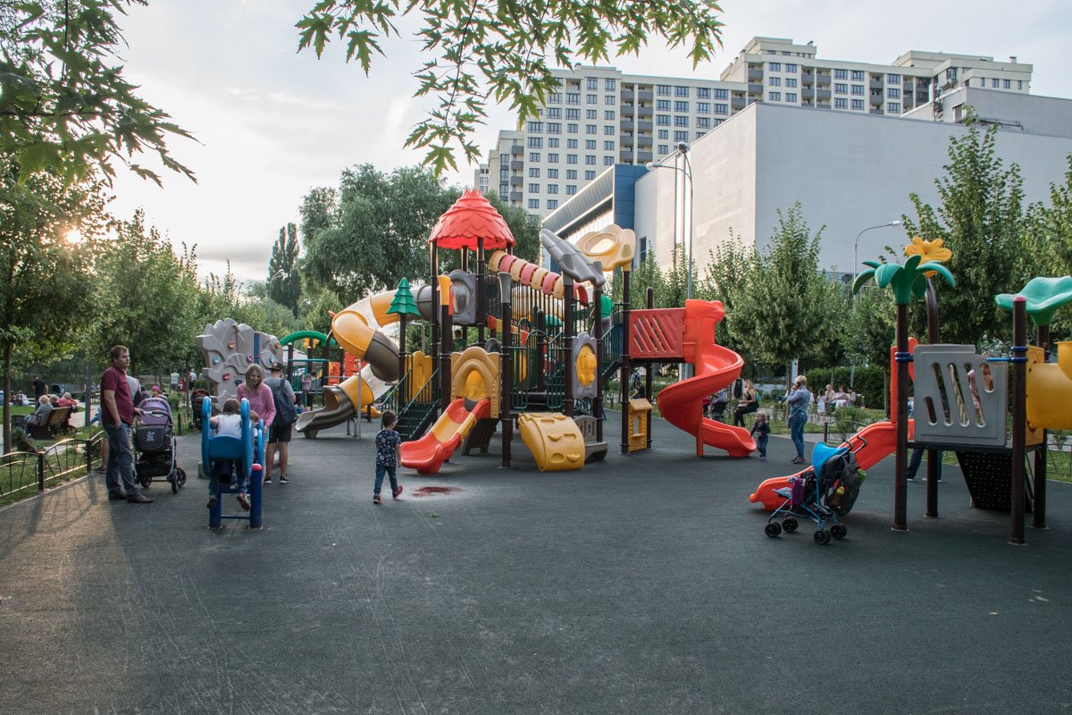 У озера, где потравили уток, огромная детская игровая площадка 