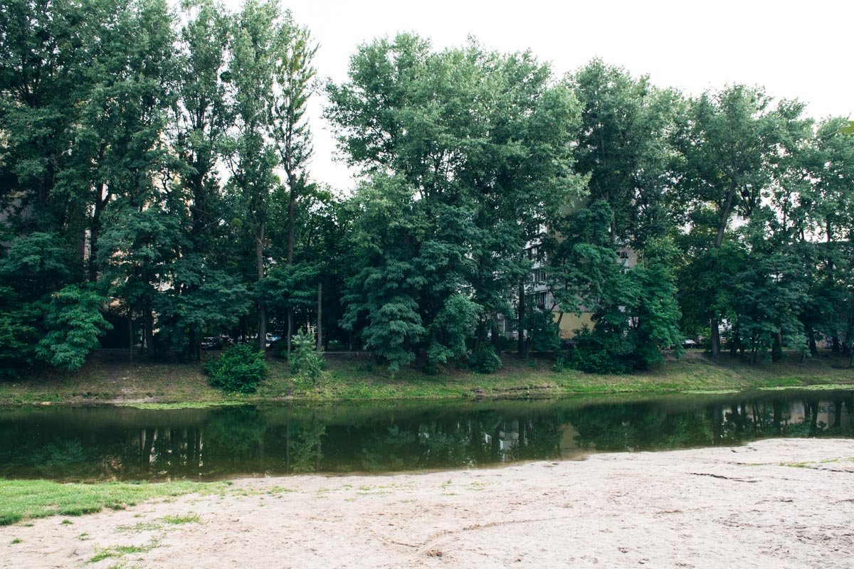 И песчаный пляж 