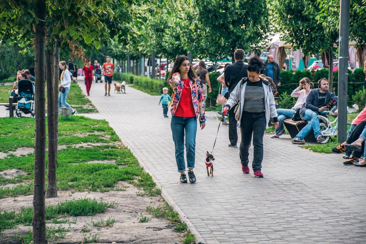 Сквер возле озера очень многолюден - это любимая зона отдыха жителей Теремков-2