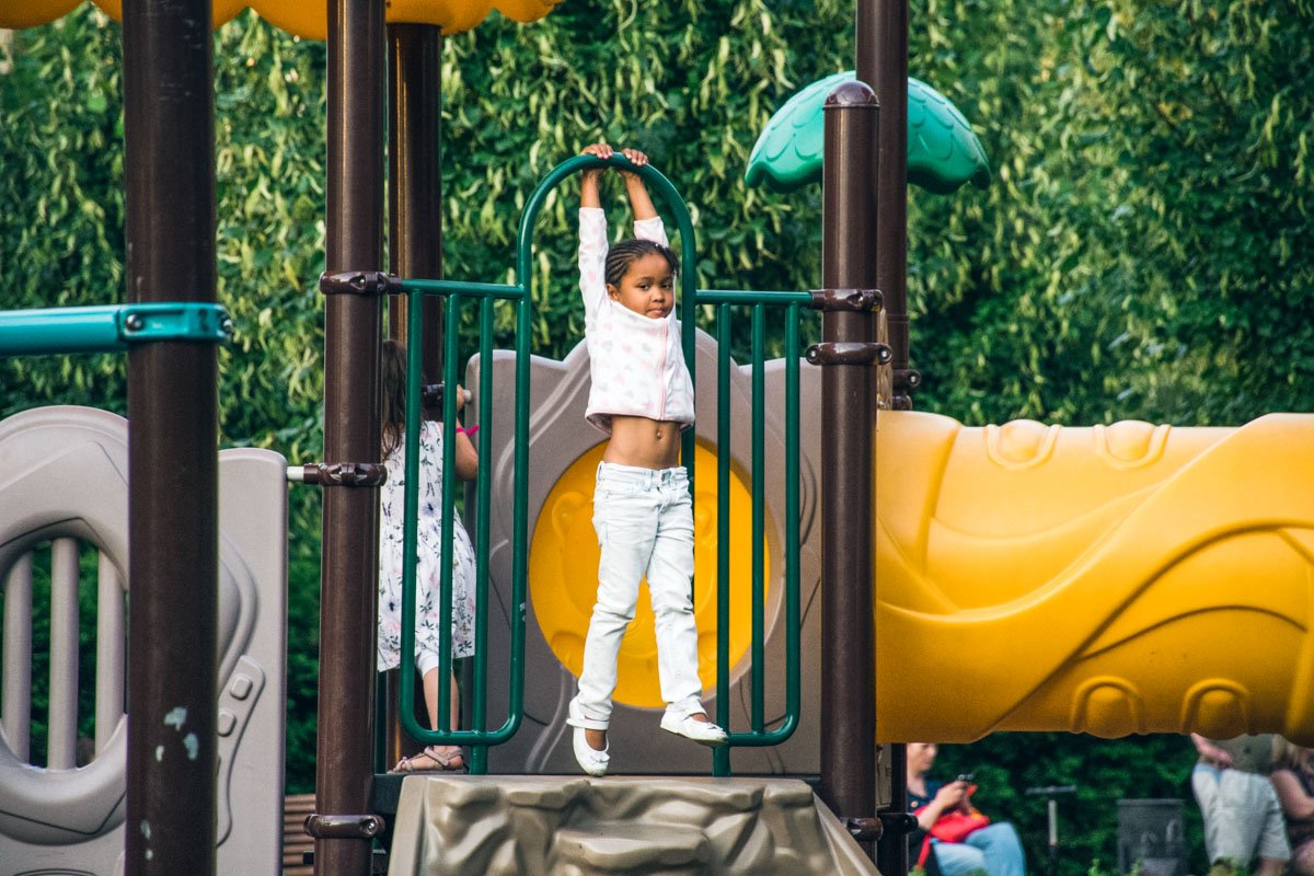 Летом с утра до вечера площадка наполнена детским смехом 