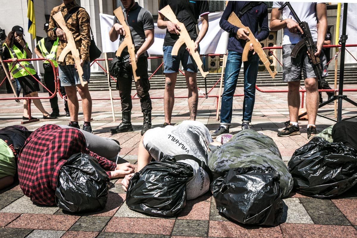 В четверг, 12 июля, Национальный корпус провел акцию "Парад пленных" width="1200" height="800"><figcaption> В четверг, 12 июля, Национальный корпус провел акцию "Парад пленных"
</figcaption></figure></p><p><figure class="image"><img class="wp-image-115635 size-full" src="https://cdn.informator.ua/@dp/media/kiev/2023/10/13/652971392f5b9.jpg" alt="Рядом с ВР митингующие установили железную клетку, в которой предложили посидеть депутатам" width="1200" height="800"><figcaption> Рядом с ВР митингующие установили железную клетку, в которой предложили посидеть депутатам
</figcaption></figure></p><p><figure class="image"><img class="wp-image-115633 size-full" src="https://cdn.informator.ua/@dp/media/kiev/2023/10/13/652971397dcac.jpg" alt="Люди с полиэтиленовыми пакетами на головах, символизирующие украинских военнопленных, пришли под здание парламента" width="1200" height="800"><figcaption> Люди с полиэтиленовыми пакетами на головах, символизирующие украинских военнопленных, пришли под здание парламента
</figcaption></figure></p><p><figure class="image"><img class="wp-image-115631 size-full" src="https://cdn.informator.ua/@dp/media/kiev/2023/10/13/65297139d0d80.jpg" alt="Военнопленных" конвоировали другие участники акции с деревянными, а порой и настоящими автоматами