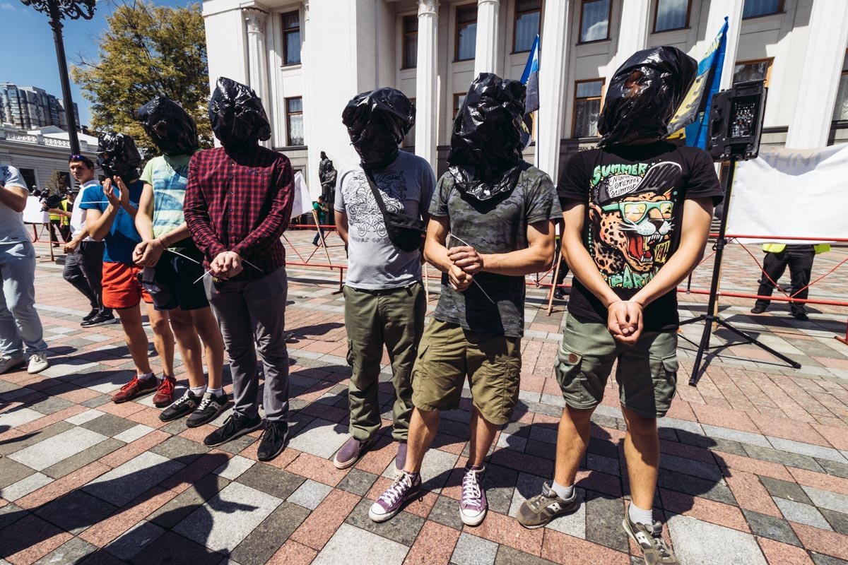 Всего под украинским парламентом собралось около 50 сочувствующих украинским военнопленным