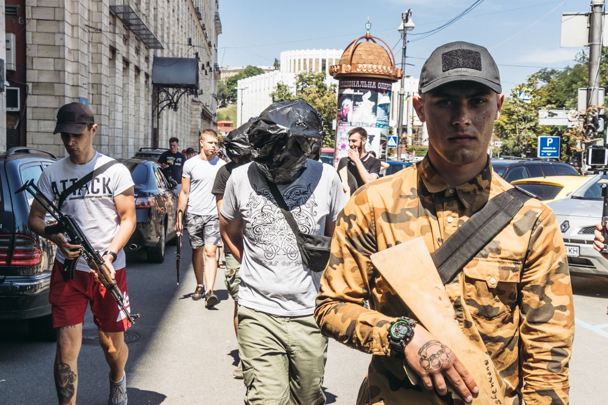 В руках у "конвоиров" были деревянные и настоящие автоматы