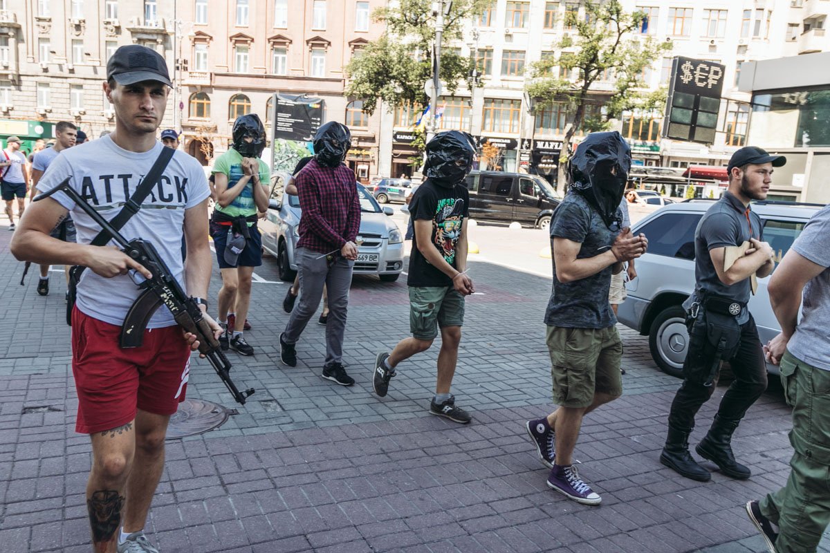 По словам спикера Национального корпуса, на данный момент власти бездействуют и практически замалчивают тему военнопленных