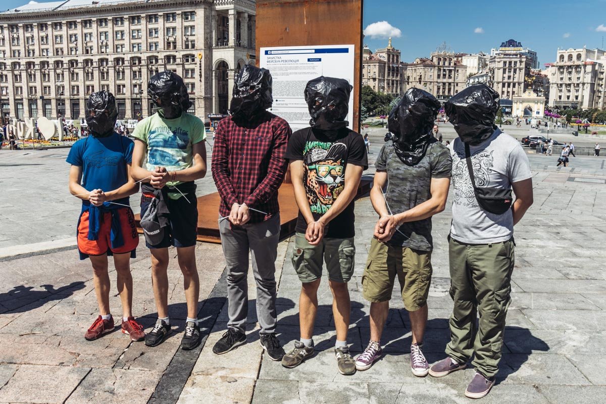 Люди, которые символизировали украинских военнопленных