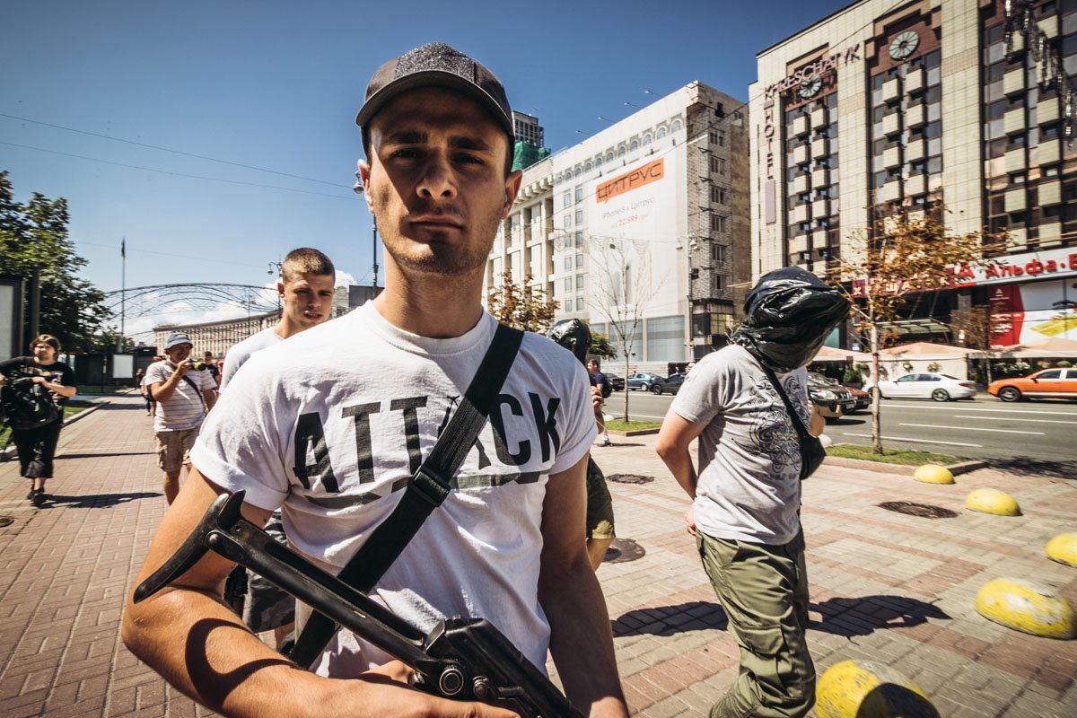 Один из "конвоиров" с настоящим автоматом