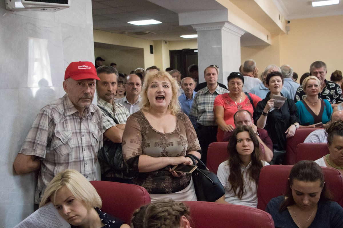 Активисты и пенсионеры прошли в здание КГГА, чтобы проконтролировать ход пленарного заседания по вопросам подорожания проезда в метро Активисты и пенсионеры прошли в здание КГГА, чтобы проконтролировать ход пленарного заседания по вопросам подорожания проезда в метро