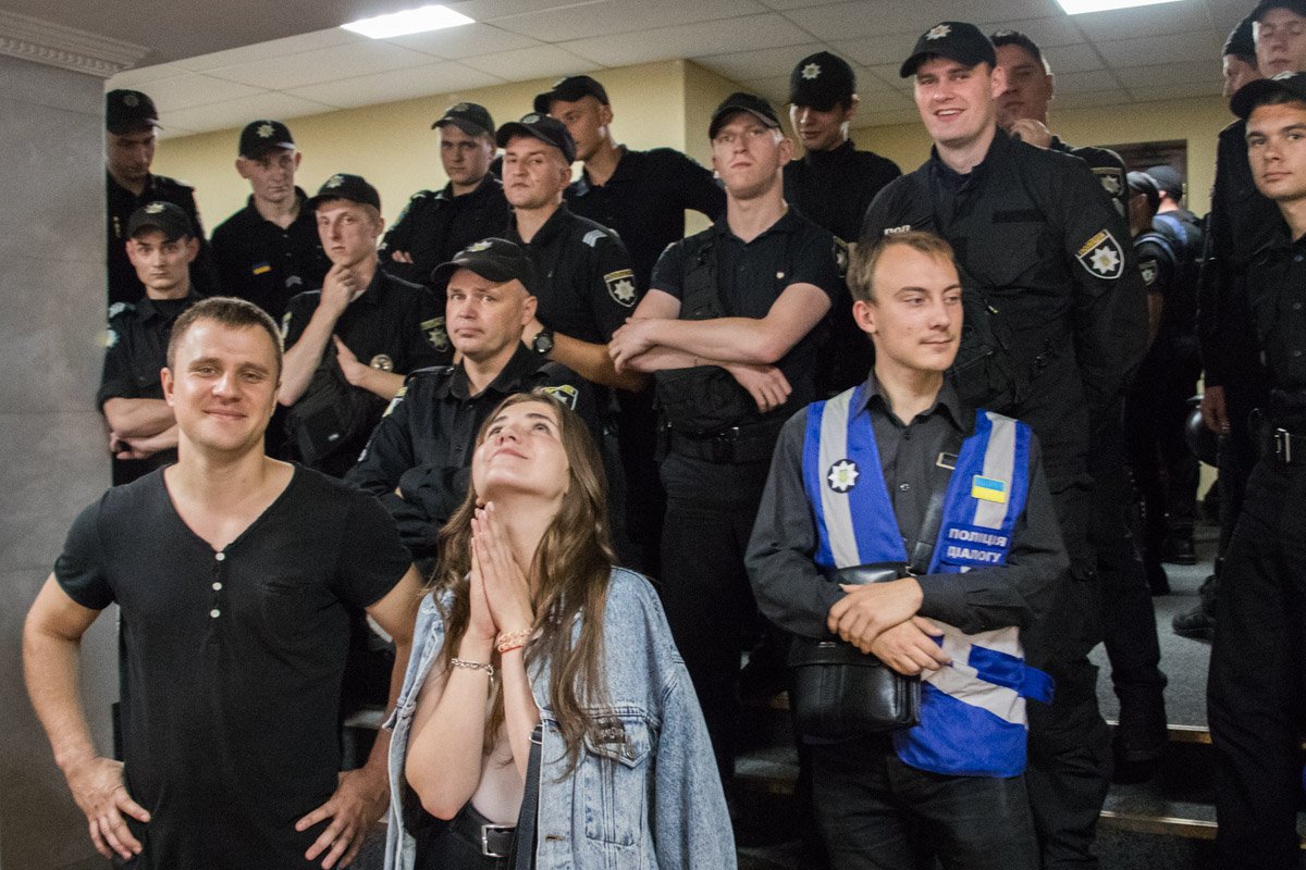 Вход в зал заседаний охраняли правоохранаители Вход в зал заседаний охраняли правоохранаители