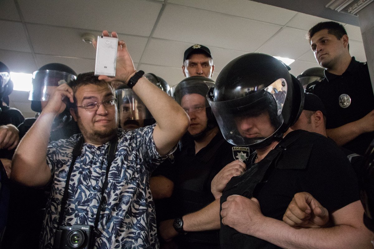 Активисты попытались прорваться в сессионный зал Активисты попытались прорваться в сессионный зал