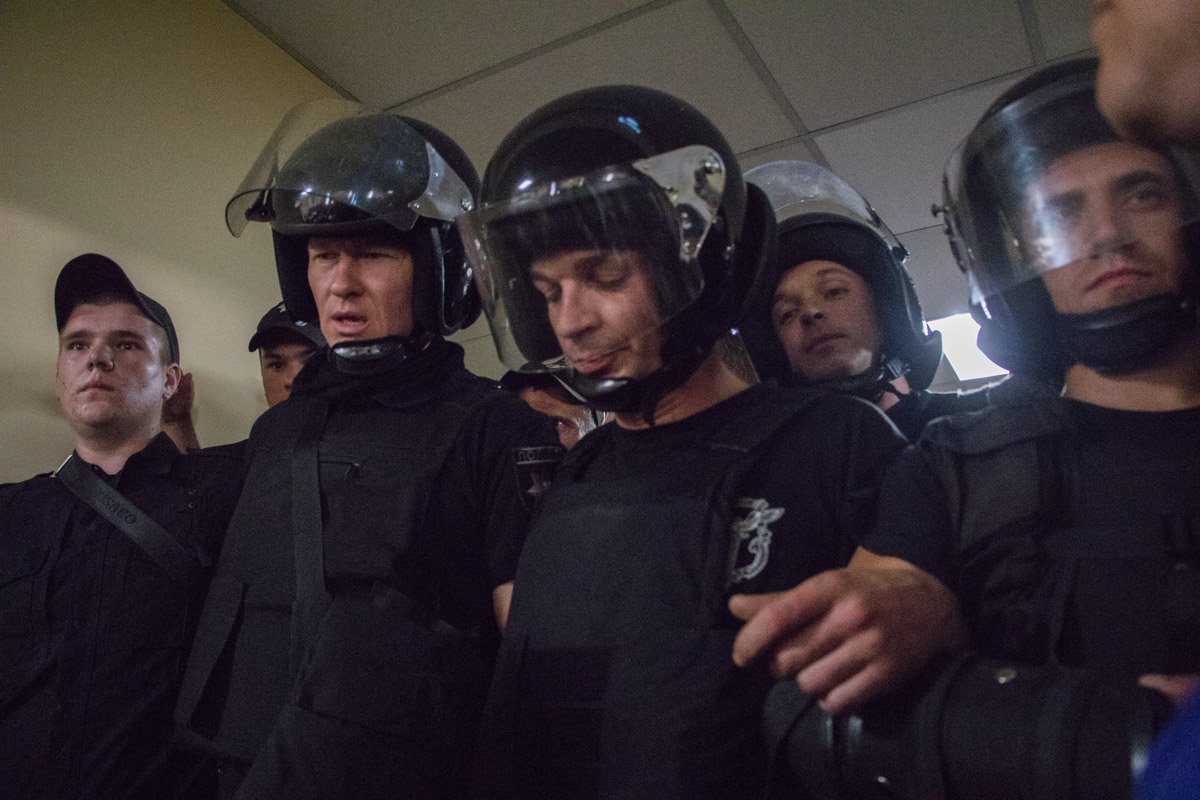 Между активистами и полицией завязалась потасовка Между активистами и полицией завязалась потасовка