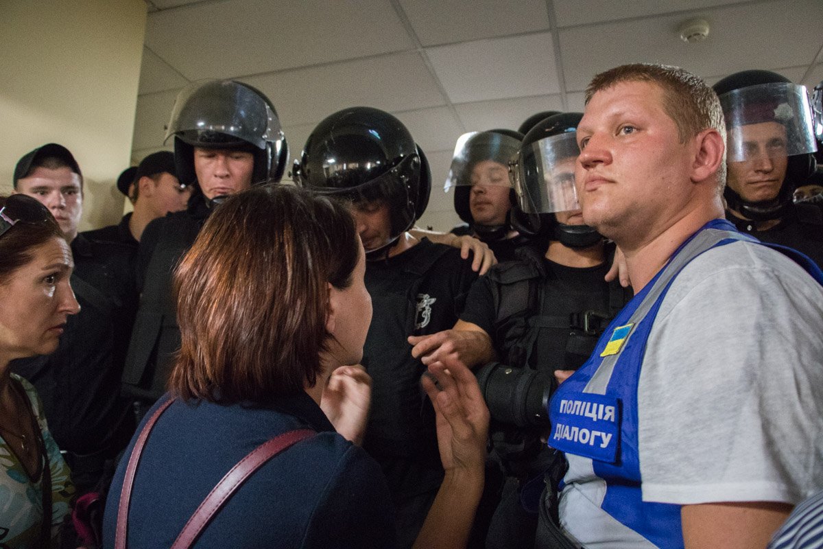 Пройти внутрь присутствующим так и не удалось Пройти внутрь присутствующим так и не удалось