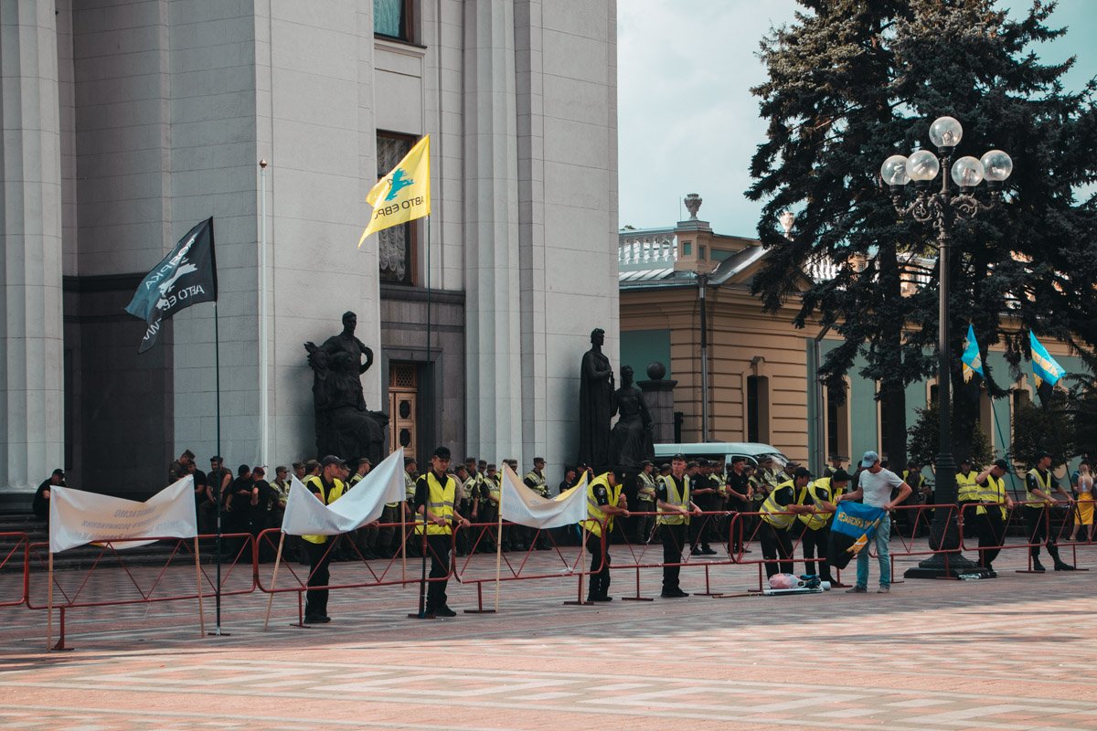 Владельцы автомобилей с еврономерами начали блокировать все выходы из украинского парламента