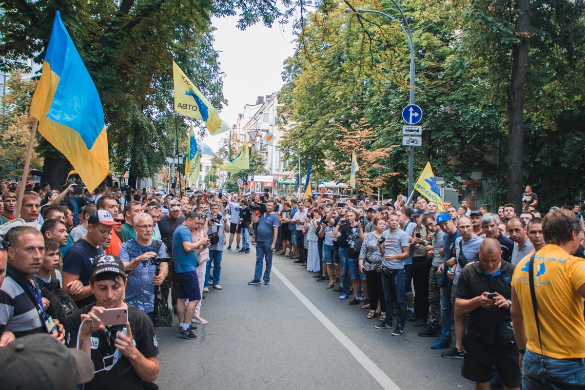 Активисты начали патрулировать правительственный квартал и буквально обыскивать людей, требуя от них показать свое удостоверение