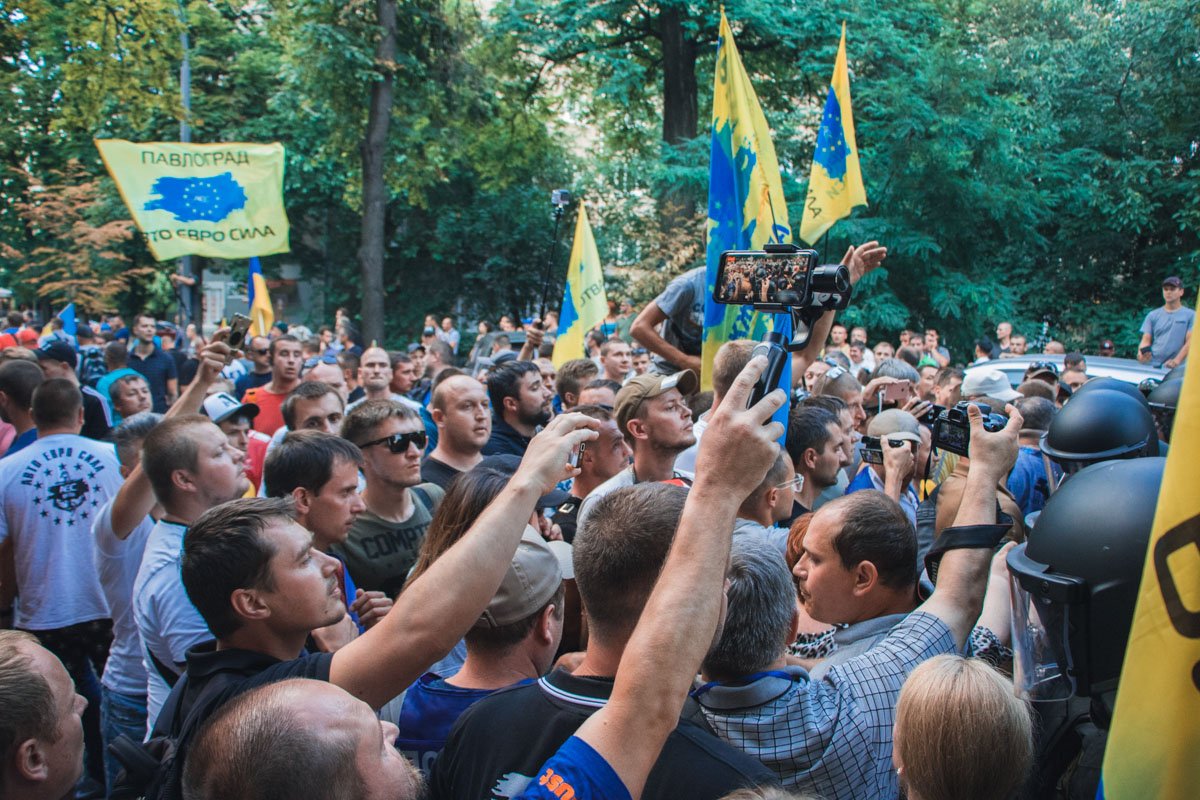 Под Верховной Радой дежурит патрульная полиция, сотрудники ГСЧС и скорая