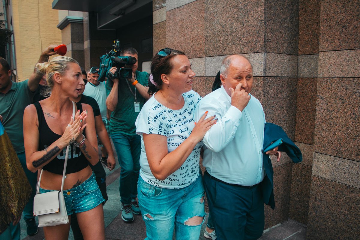 Участники акции также блокируют выходы из подземных переходов здания Рады на улице Шелковичной и Садовой