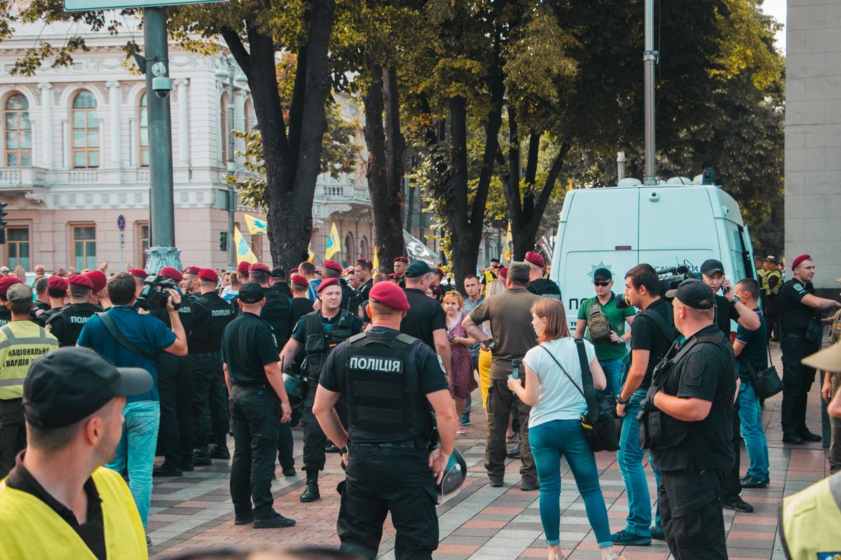 Ко всем выходам ВР согнали полицию