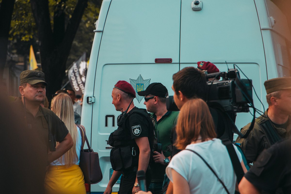 Полиция оцепила ВР