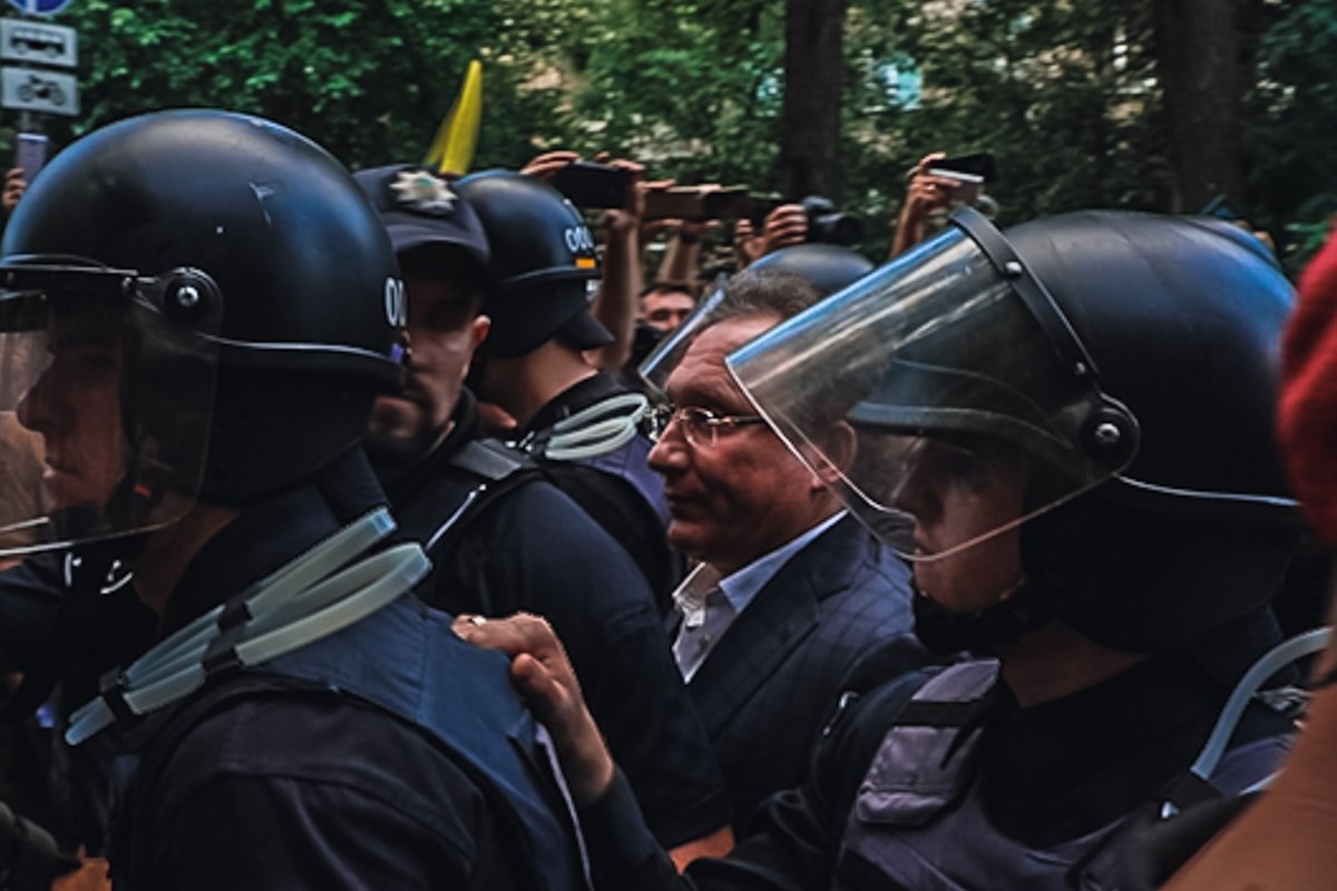 Силовики создали живой коридор и вызволили мужчину, который был за рулем