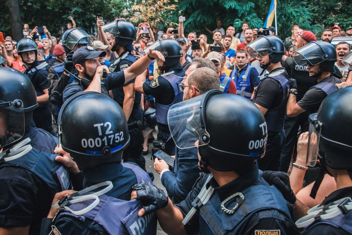 Полиция оцепила внедорожник