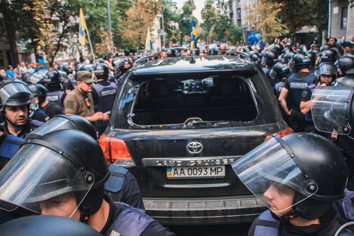 Активисты разбили стекло внедорожника