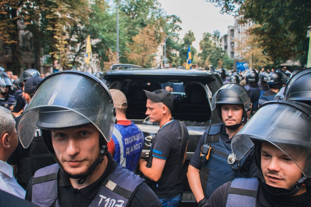 На месте были значительные силы полиции