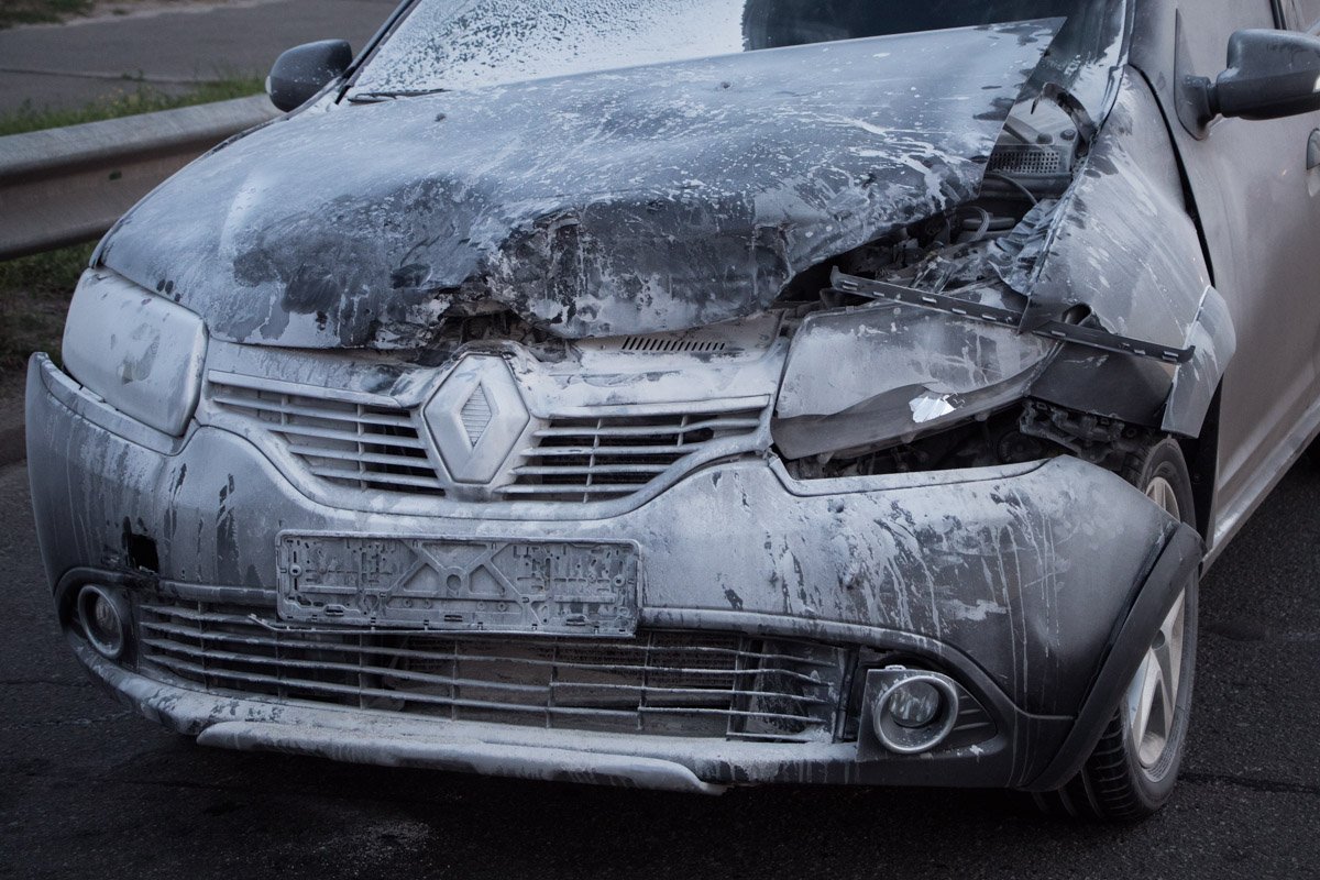 Чтобы потушить пылающий автомобиль, водителям потребовалось вскрыть капот