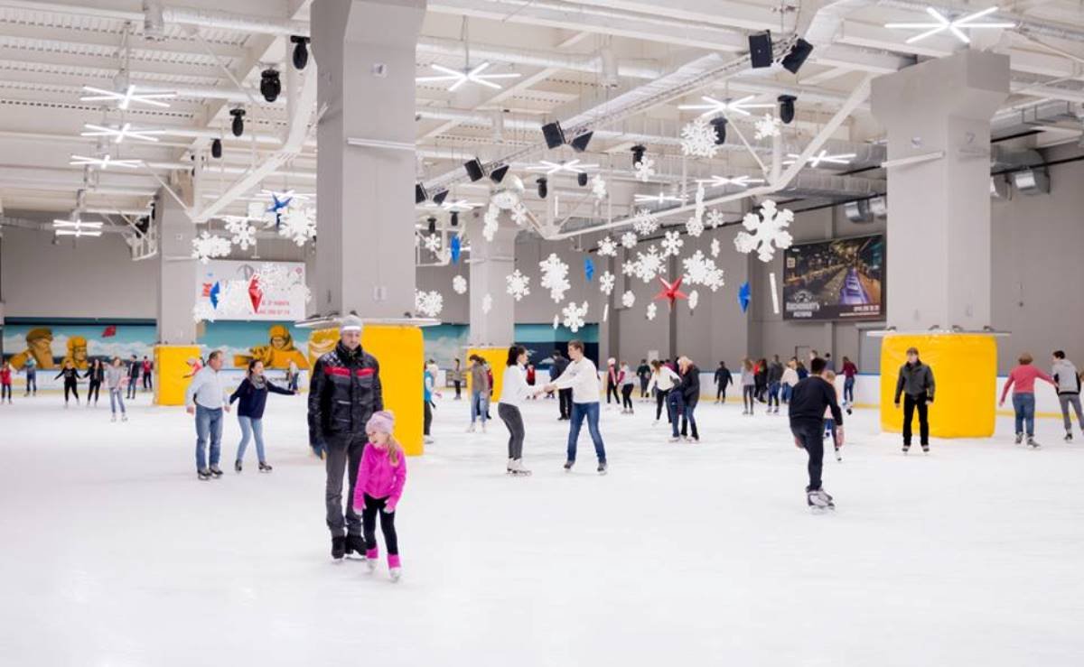 На катке находятся четыре массивные колонны, которые позволяют уменьшить скорость при скольжении и избежать столкновения с окружающими На катке находятся четыре массивные колонны, которые позволяют уменьшить скорость при скольжении и избежать столкновения с окружающими