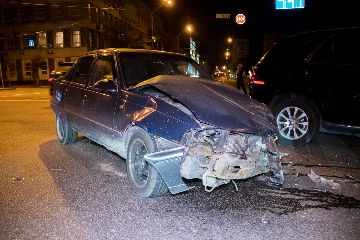 По словам девушки-водителя ML, Daewoo летел на огромной скорости без включенных фар и она его попросту не заметила По словам девушки-водителя ML, Daewoo летел на огромной скорости без включенных фар и она его попросту не заметила