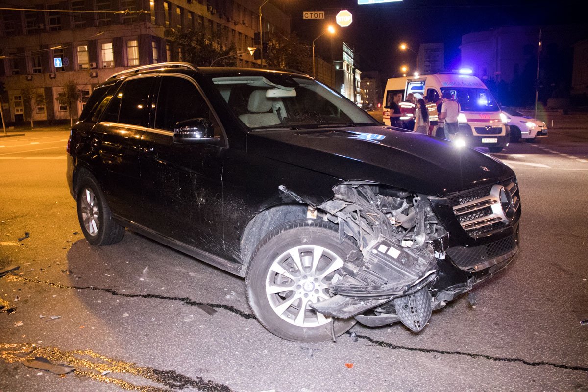 Но тест на драгере водитель Daewoo пройти отказался, в отличие от девушки на Mercedes Но тест на драгере водитель Daewoo пройти отказался, в отличие от девушки на Mercedes