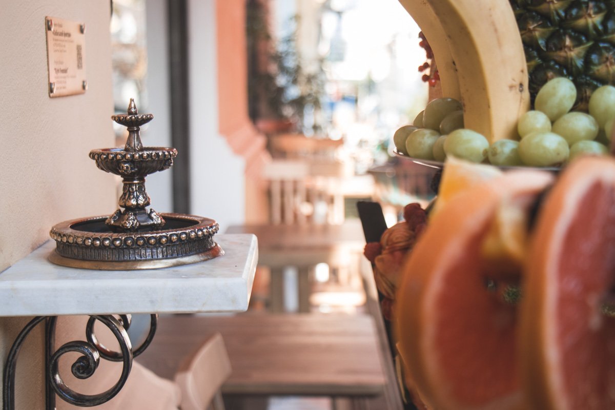 Установлена она на стене кафе «Трішки більше» на улице Владимирской, 40/2