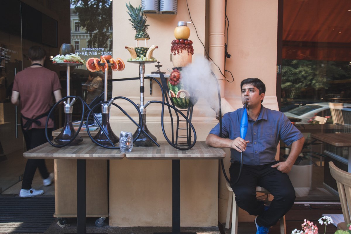 К сожалению, за кальянами увидеть ее не просто