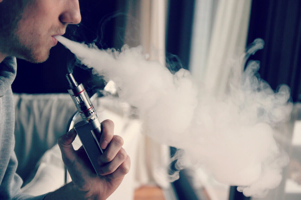 Пилот самолета китайской авиакомпании Air China курил вейп во время полета и разгерметизировал воздушное судно