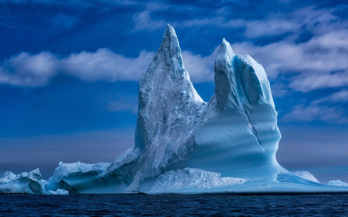 От лендника Хельхейм, который находится в восточной Гренландии, откололся огромный шестикилометровый айсберг